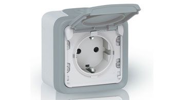 Wandsteckdose mit Klappdeckel, spritzwassergeschützt, geeignet für den Außenbereich.